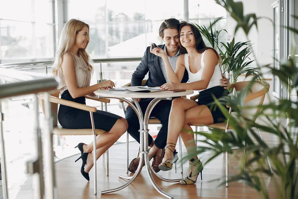 Snygg affärsman som jobbar på kontor — Stockfoto