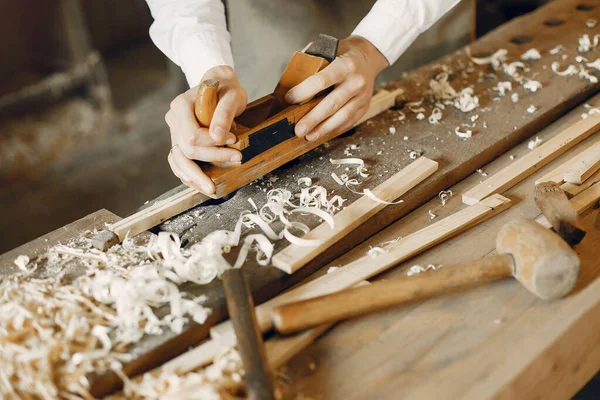 Hermoso carpintero trabajando con una madera —  Fotos de Stock