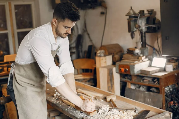 Schöner Tischler, der mit einem Holz arbeitet — Stockfoto