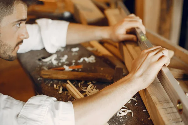 Schöner Tischler, der mit einem Holz arbeitet — Stockfoto