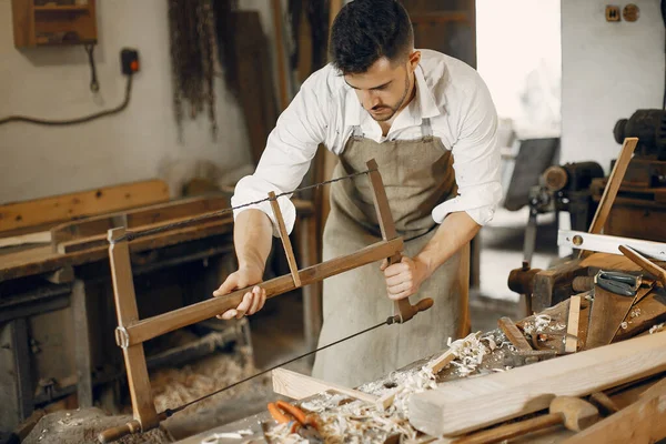 Schöner Tischler, der mit einem Holz arbeitet — Stockfoto