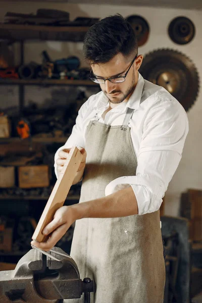 Knappe timmerman werkend met een hout — Stockfoto