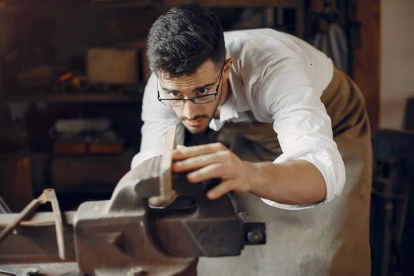 Knappe timmerman werkend met een hout — Stockfoto