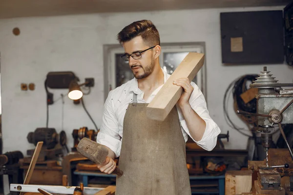 Knappe timmerman werkend met een hout — Stockfoto