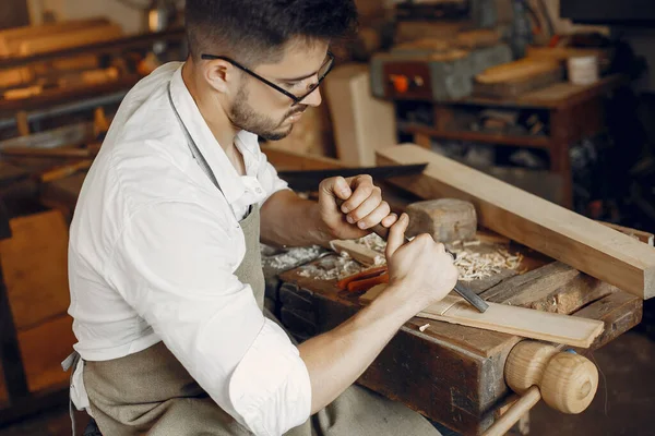 Knappe timmerman werkend met een hout — Stockfoto