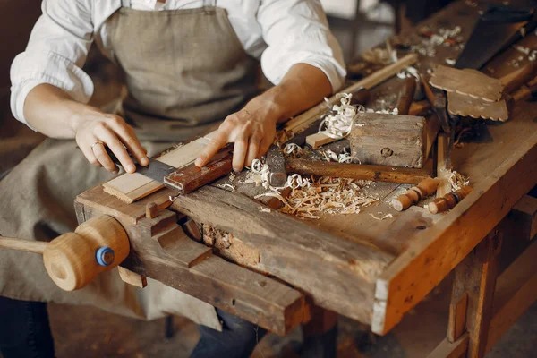 Schöner Tischler, der mit einem Holz arbeitet — Stockfoto