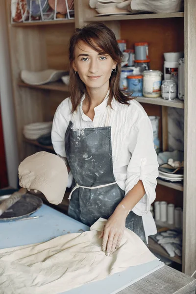 젊은 여자가 도기로 요리를 한다 — 스톡 사진