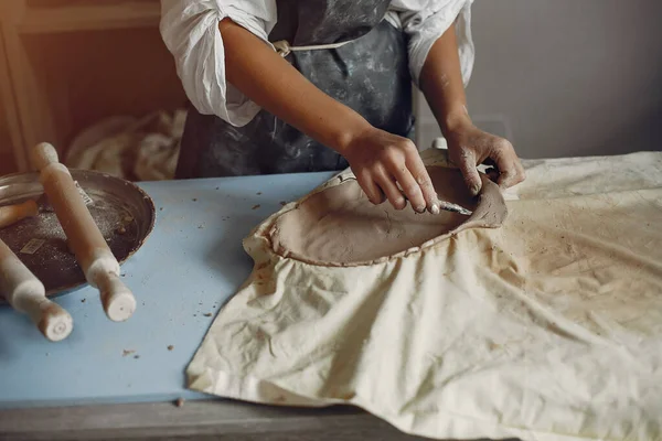 Молода жінка робить посуд в кераміці — стокове фото