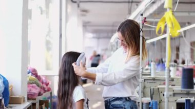 Küçük kız elbise fabrikasında el yapımı mavi saç bandı deniyor.