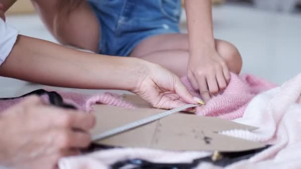 Mani femminili che tengono il nastro di misurazione nella fabbrica di abbigliamento — Video Stock