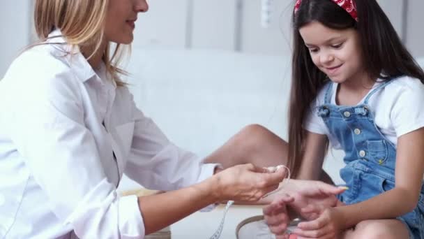 Moeder en dochter met meetlint in kledingfabriek — Stockvideo