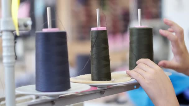 Kleine meisjes handen aanraken loopvlakken in kledingfabriek. — Stockvideo