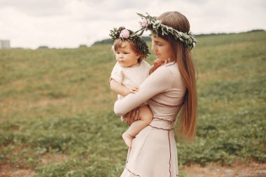 Anne ve kızı yaz tarlasında oynuyorlar.