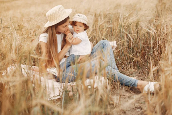 Matka s dcerou hrají na letním poli — Stock fotografie