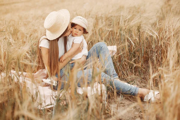 Anya a lányával játszik a nyári mezőn — Stock Fotó