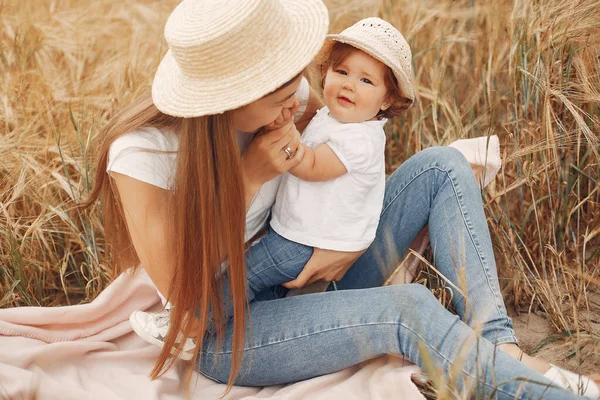Madre con figlia che gioca in un campo estivo — Foto Stock