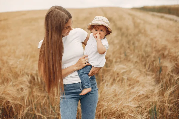 Matka z córką bawiącą się na letnim polu — Zdjęcie stockowe