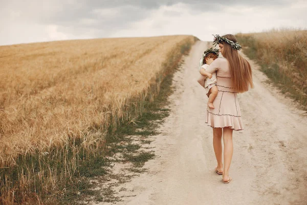 Мать с дочерью играют на летнем поле — стоковое фото