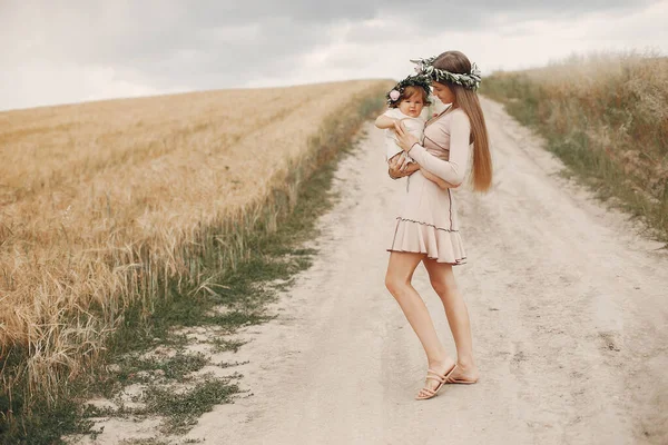 Мама з донькою бавиться на літньому полі. — стокове фото