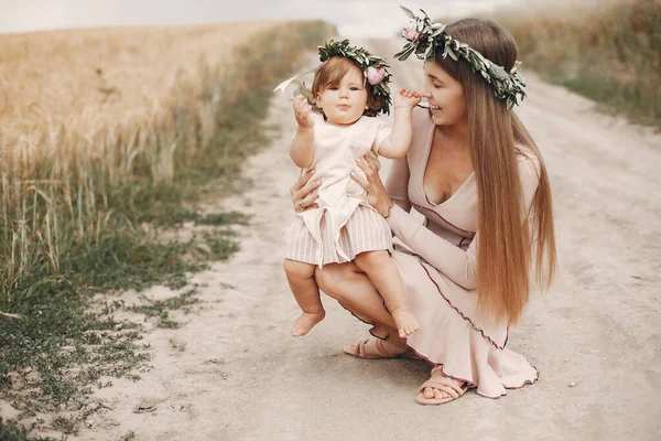 Madre con hija jugando en un campo de verano — Foto de Stock