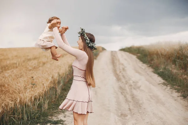 Mother with daughter playing in a summer field — Stock Photo, Image