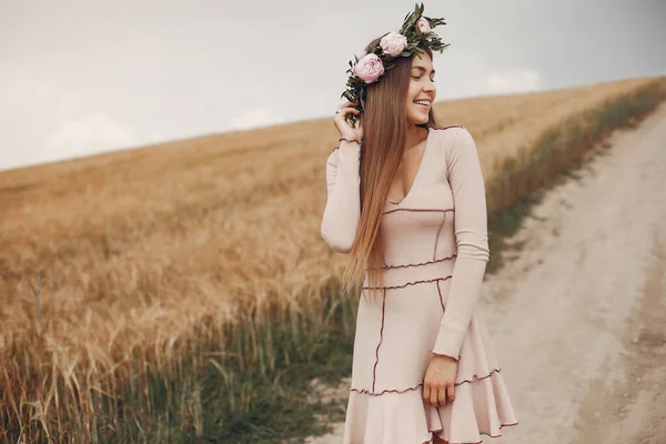Elegancka i stylowa dziewczyna na letnim polu — Zdjęcie stockowe