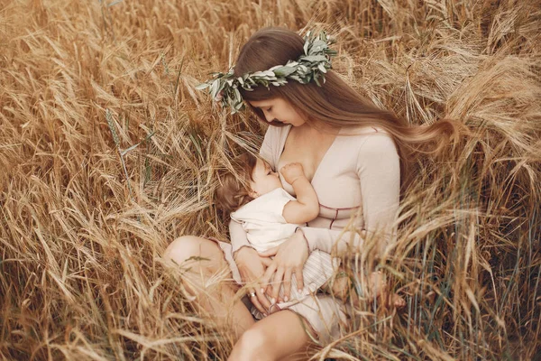 Елегантна мати з милою маленькою донькою в полі — стокове фото