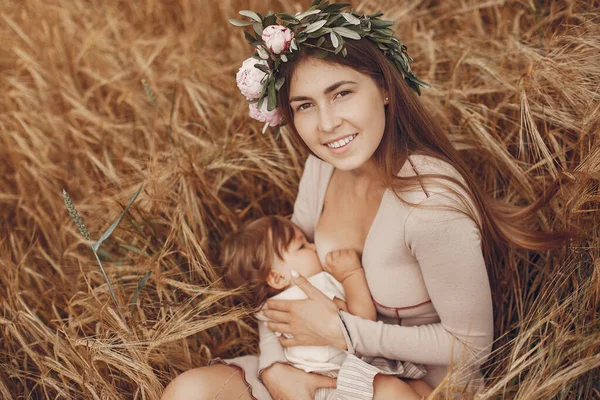 Elegáns anya aranyos kislánnyal a mezőn — Stock Fotó
