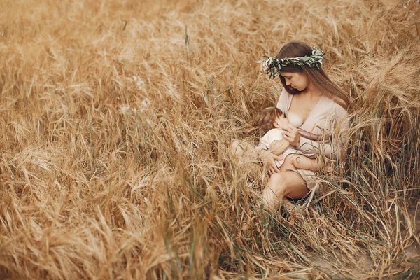 Elegant mamma med söt liten dotter på ett fält — Stockfoto