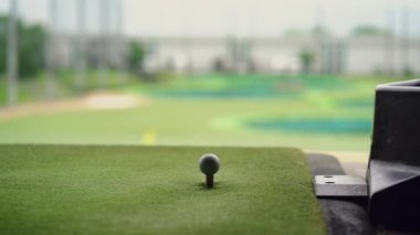 Golf sahasında yakın çekim golf sopası Topgolf sahasına bakıyor.