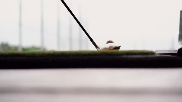 Primo piano della pallina da golf su tee con golf club affacciato sul driving range di Topgolf — Video Stock