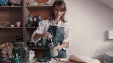 Profesyonel çömlekçi boya ve cila karıştırıyor.