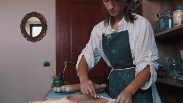 Oleiro formando argila em um prato usando uma forma e ferramentas para obter a forma perfeita — Vídeo de Stock