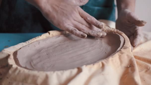 Alfarero formando arcilla en un plato mediante el uso de una forma y herramientas para obtener la forma perfecta — Vídeo de stock