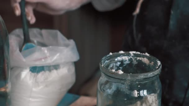 Professionele pottenbakker mengen verf en glazuur — Stockvideo