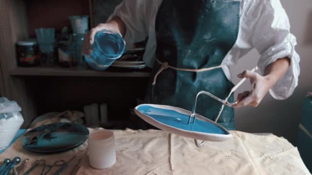 Alfarero profesional decorar y pintar un plato después de que ella lo ha horneado en el horno — Vídeo de stock