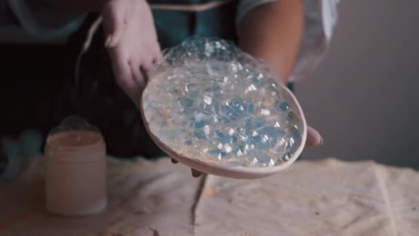 Професійний гончар прикрашає і малює тарілку після того, як вона запікає її в печі — стокове відео