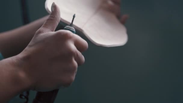 Töpfer schleift die Ecken einer Platte, die sie aus Ton gefertigt hat — Stockvideo