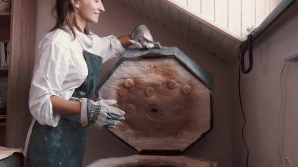 Garncarz przygotowuje piec garncarski do procesu pieczenia do jej naczynia — Wideo stockowe