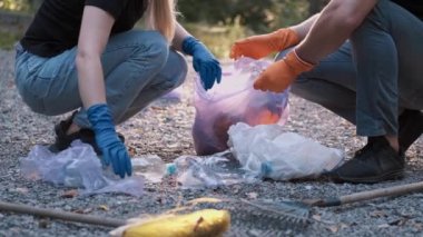 İki gönüllü evlerinden çok da uzak olmayan parklarındaki çöpleri ve çöpleri topluyorlar.