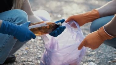 İki gönüllü evlerinden çok da uzak olmayan parklarındaki çöpleri ve çöpleri topluyorlar.