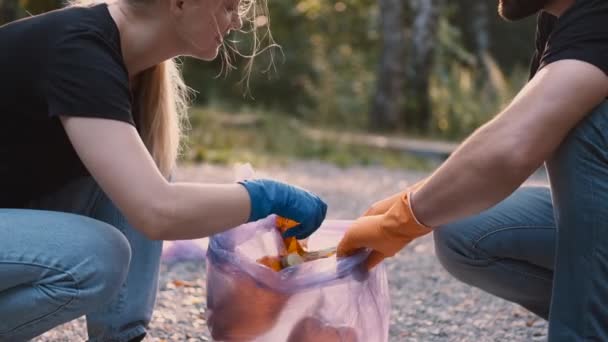 İki gönüllü evlerinden çok da uzak olmayan parklarındaki çöpleri ve çöpleri topluyorlar. — Stok video