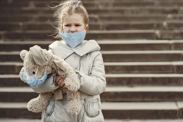 Klein kind loopt buiten in een masker — Stockfoto