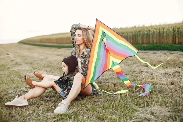 Madre con la figlioletta carina in un campo estivo — Foto Stock