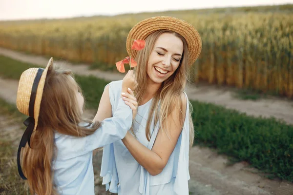 Mãe com filha brincando em um campo de verão — Fotografia de Stock
