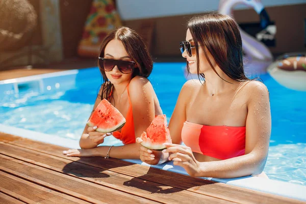 Chicas en la fiesta de verano en la piscina — Foto de Stock