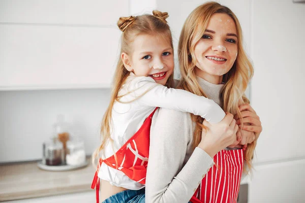 Familie kocht Teig für Plätzchen — Stockfoto