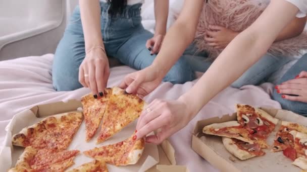 Крупним планом відрізана піца, поділена дівчатами в ліжку — стокове відео