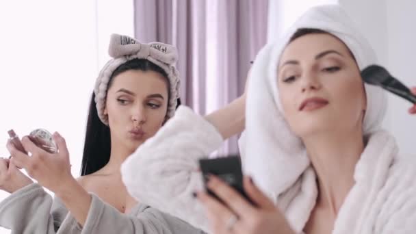 Dos hermosas damas se están maquillando por la mañana — Vídeo de stock