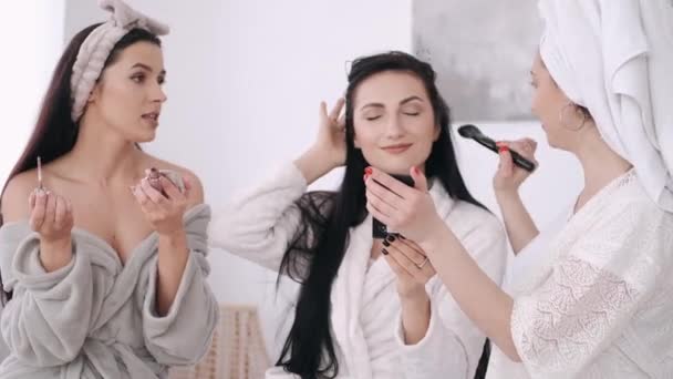 Preciosas amigas están haciendo maquillaje matutino y hablando — Vídeo de stock